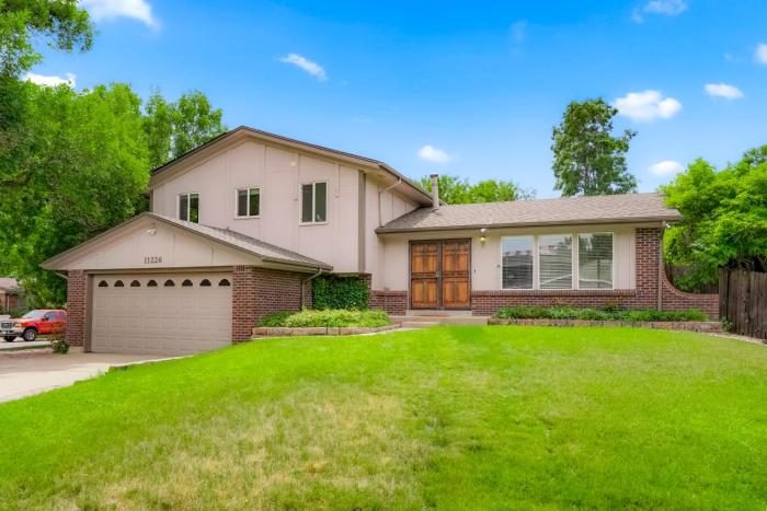 Large Home, 2 Living Rooms, Great for FamilyPets!