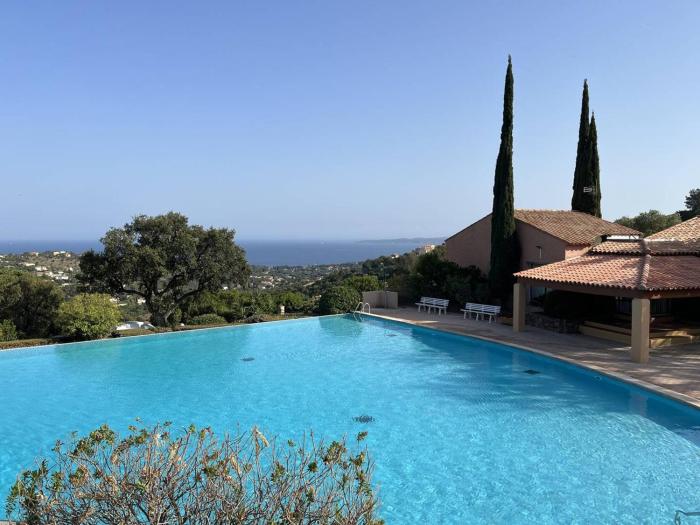 Maisonnette rénovée avec piscines, clim et wifi aux Issambres - FR-1-768-33