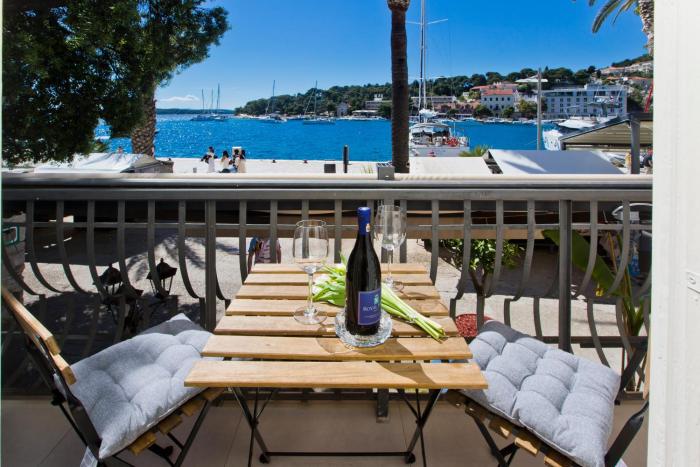 Riva Yacht Hvar Town Apartment