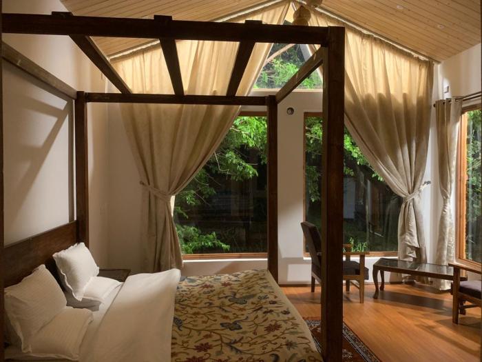 Nigeen Vista Lakeside Chalet