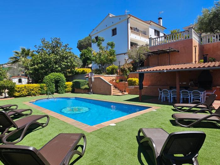 VILLA ARBUCIES with private pool