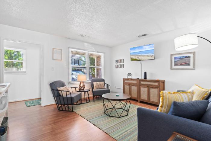 Beautifully Updated! 2BR Pet Friendly Apartment, Walk To The Beach!