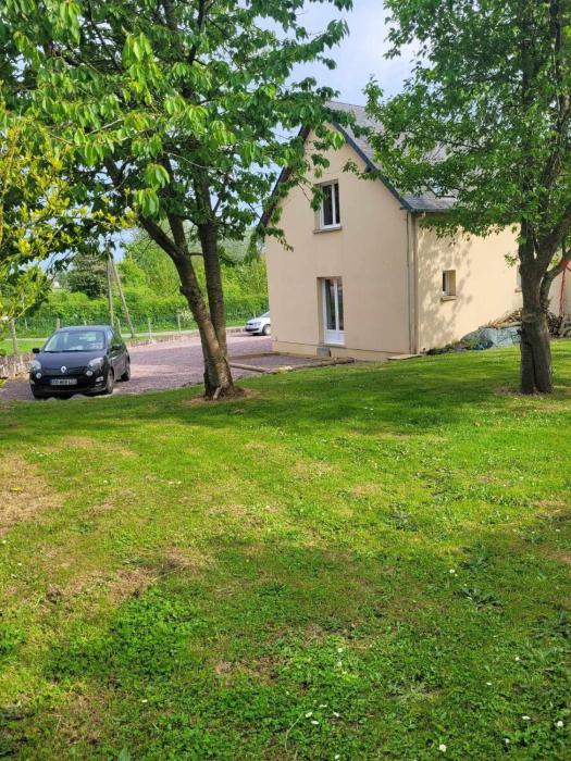 L établissement Gold Beach propose 1 maison 80m2 avec terrain 500m2 PARKING PRIVE à 4 min du port artificiel d ARROMANCHES SERVICES Accueil personnalisé lits faits serviettes ménage NETFLIX wifi SUR VELOROUTE