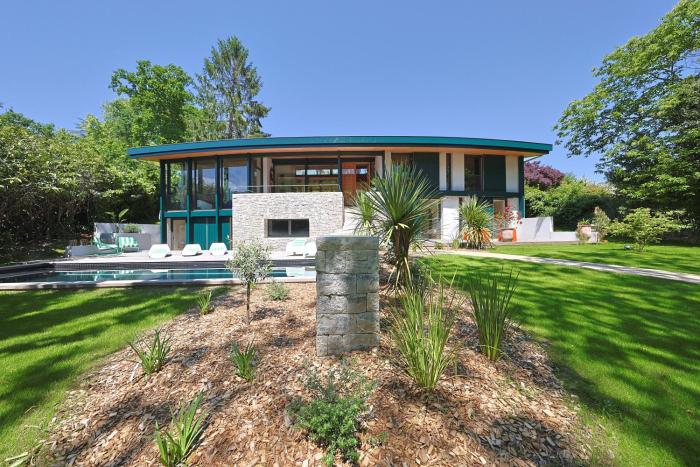 Spectaculaire villa darchitecte avec piscine à 2km des plages