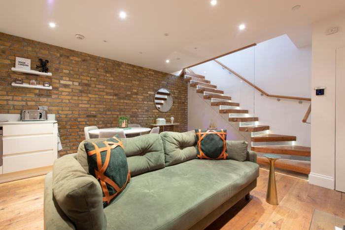 Soho Harmony Haven: Chic 2-Bed, 2-Bath Urban Retreat