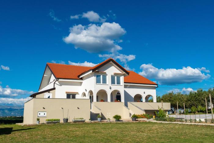 Emas Olive Garden Apt 1 with private parking, just 10 minutes drive from sandy beach