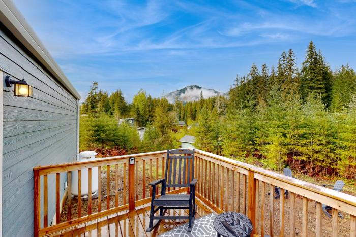 Fire Pit & Mtn Views! Cabin, Steps to Wind River