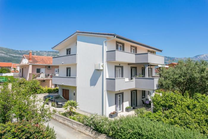 Apartments with parking space Kastel Novi, Kastela - 22702