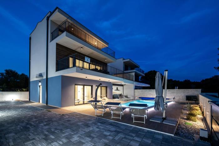 Villa Bay II near Medulin for 9 people with heated pool - playground & whirpool only 100 meters from the beach