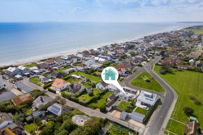 Seaside detached 4bd home nr shops Parking Garden