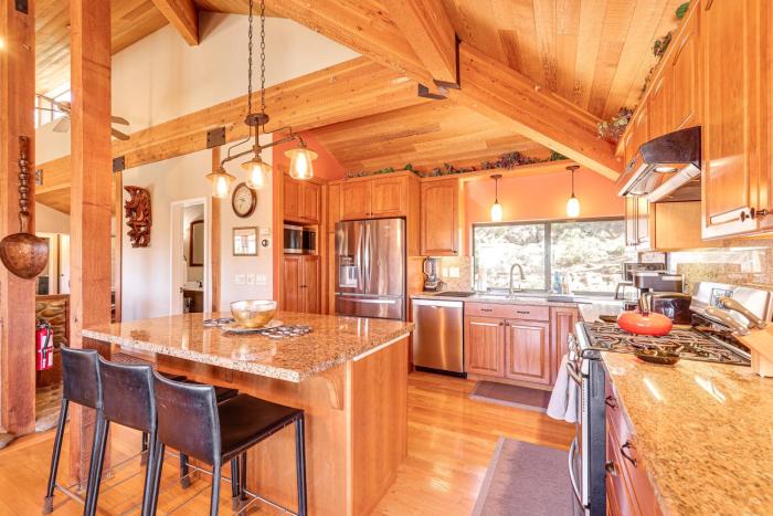1 Mi to Lake Tahoe: Home w Hot Tub & Decks