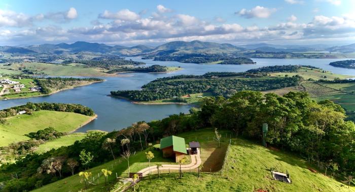Chalé com borda infinita vista para represa
