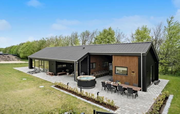 4 Bedroom Cozy Home In Hadsund