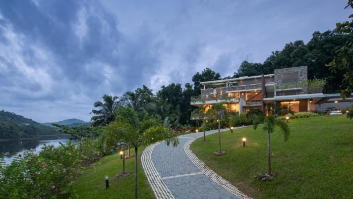 Premium 5 BR full pool villa by lake close to Vagamon