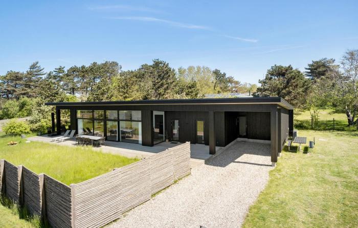 4 Bedroom Cozy Home In Sjællands Odde