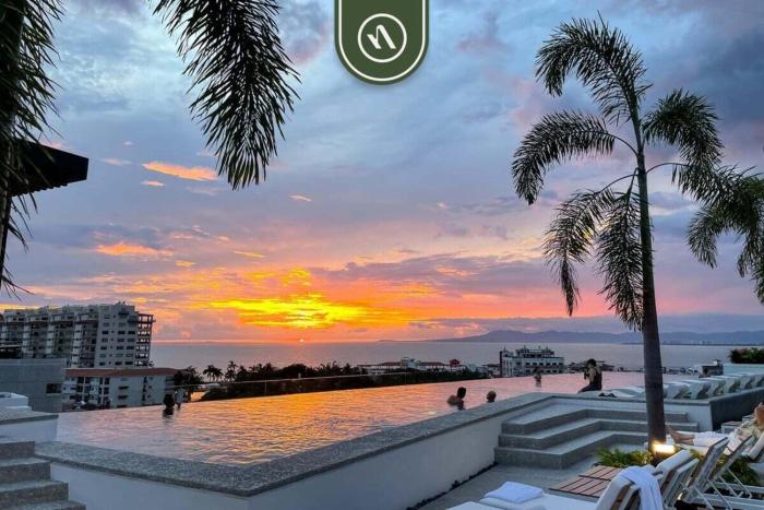 Amazing Condo with Rooftop Pool - Private Balcony