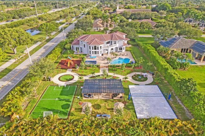 8BR villa w big backyard gameroom
