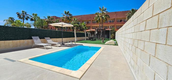 Homes of Spain, Apartamentos Paraíso Vera Playa, Fatu Hiva, Bajo A con piscina privada en jardín privado, PRIMERA LINEA de PLAYA, WIFI