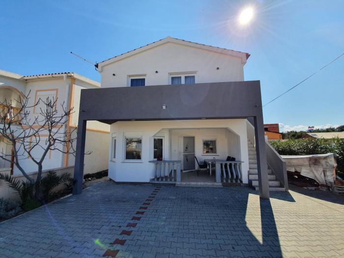 Apartments with a parking space Vir - 23041