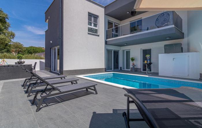 4 Bedroom Lovely Home In Liznjan