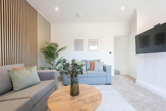 Stylish 2 Bedroom Flat Near Leeds Centre with Free Parking, Ideal for Contractors & Long Stays - NordStay