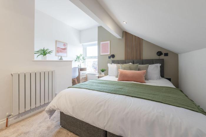 Modern 2 Bedroom Flat Near Leeds Centre with Free Parking, Ideal for Contractors & Long Stays - NordStay