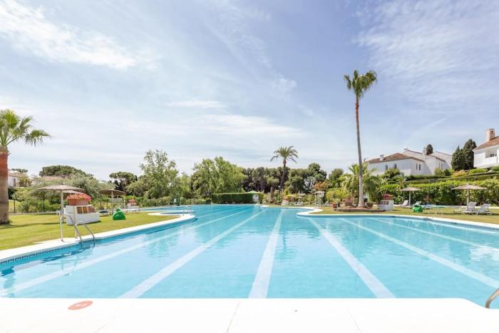 El Paraiso, Lovely flat walk to the beach RDR388