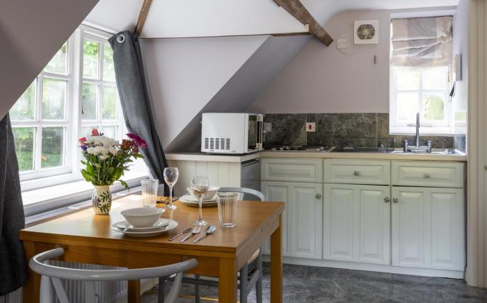 The Coach House Beautiful Georgian Apartment Wifi and Parking near Bath