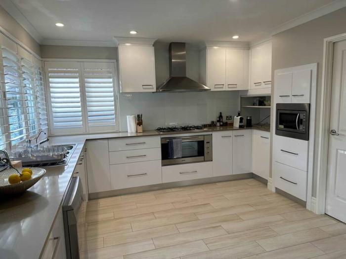 Spacious bright home close to shops and cafes