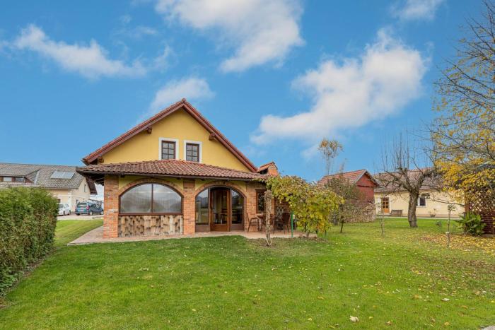 Forge Of Happiness With Pool - Happy Rentals