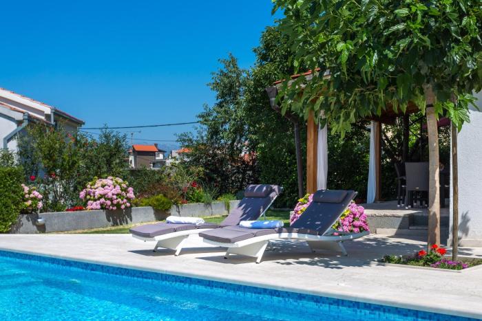 Relaxing and cozy apartments with pool Sara&Nino