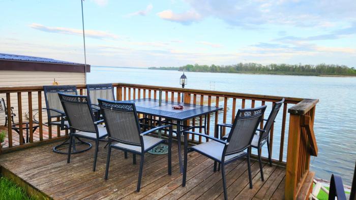 Skylight Waterfront home w amazing viewdockboat