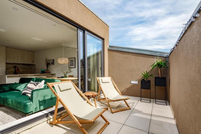 Lovely 2-bed in the city centre with a sunny balcony