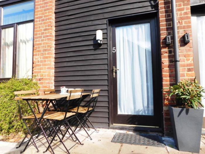 Quiet courtyard Lodge5, outside seating & parking