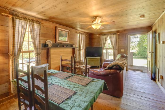 Winter Hiking On-Site! Hot Tub Haven in Marion