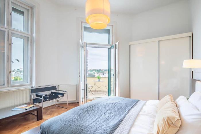 Super Large - Super Comfy with Balcony