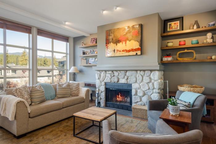2BR in Blackcomb Greens, Wood Fireplace, Hot Tub Access, Mountain Views, Free Ski Shuttle, Parking