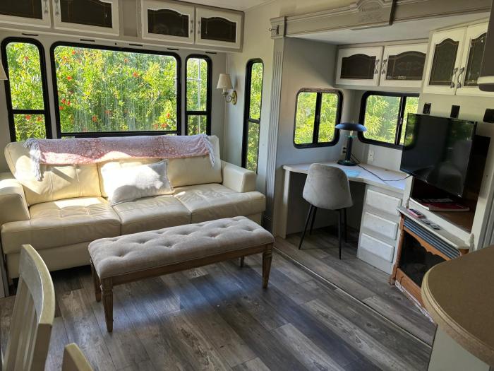 Daisy Dukes Unique Private Home on Horse Ranch!