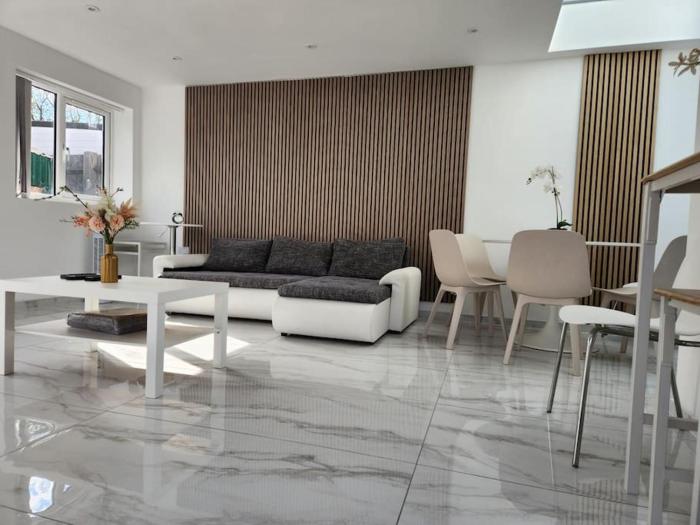 Spacious and bright one bedroom apartment