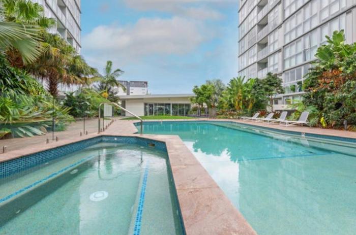 Top-floor Luxe Stay in the City Free parking, pool, gym, wifi