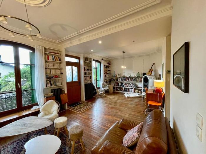 Grande maison de 170m2, piscine, grand jardin fleuri- 5ch - très calme, proche de Paris (metro ligne 7)