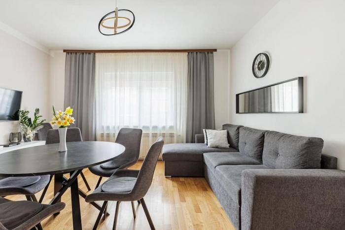 Cozy 2-bedroom house with parking slots