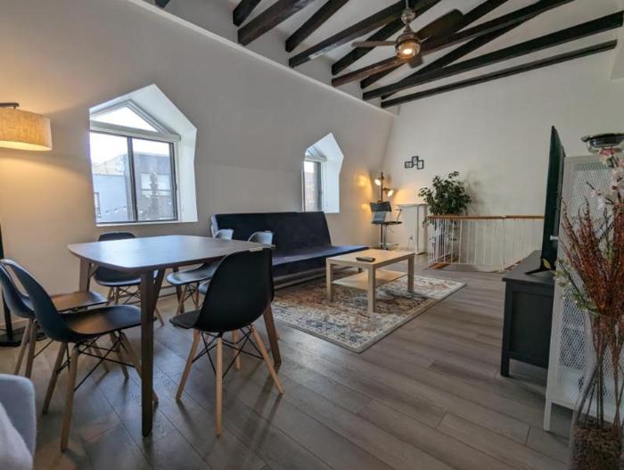 2 Bedrooms, 1 Sofa bed and 1,5 Bathrooms, Renovated Apartment in the Heart of Plateau Mont-Royal