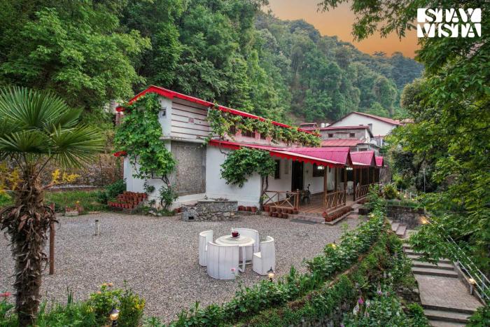 StayVista at Edwinstowe House with Heater, Bonfire & BBQ Grill