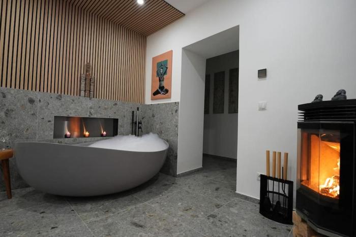 Suite mit Badewanne, Kamin und Parkplatz