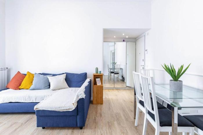 HOST4U - GOLFO ARANCI, Beautiful Apartment in Milan