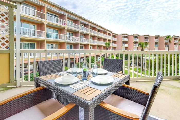 Galveston Beach Condo with Resort Amenities