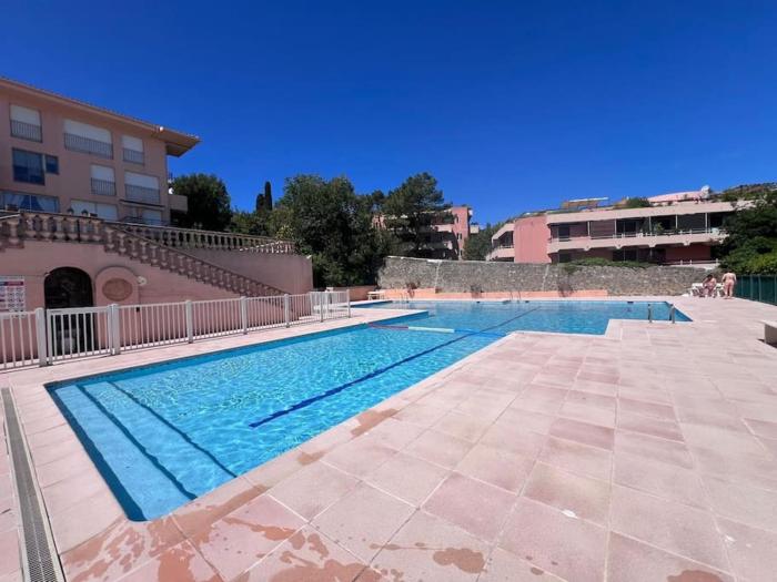 Studio, piscine, parking