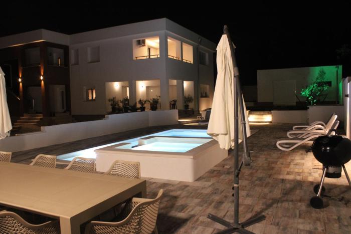 Holiday House emjalemi