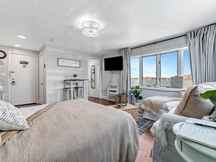 The Boho Waterview w Balcony BBQ & Heated Pool